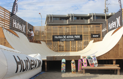 日本初のエアリアルの反復練習ができるスケートランプ「Hurley AERIAL PARK」が由比ヶ浜に出現！